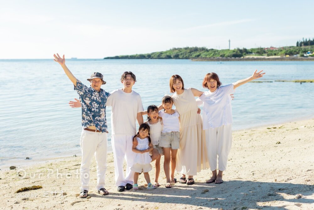 「素敵な写真」沖縄の海で楽しく弾けるような笑顔が輝く家族写真の撮影
