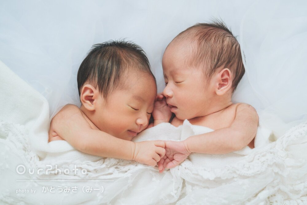 可愛い寝顔にキュン！双子ちゃんの絆を感じるニューボーンフォトの撮影