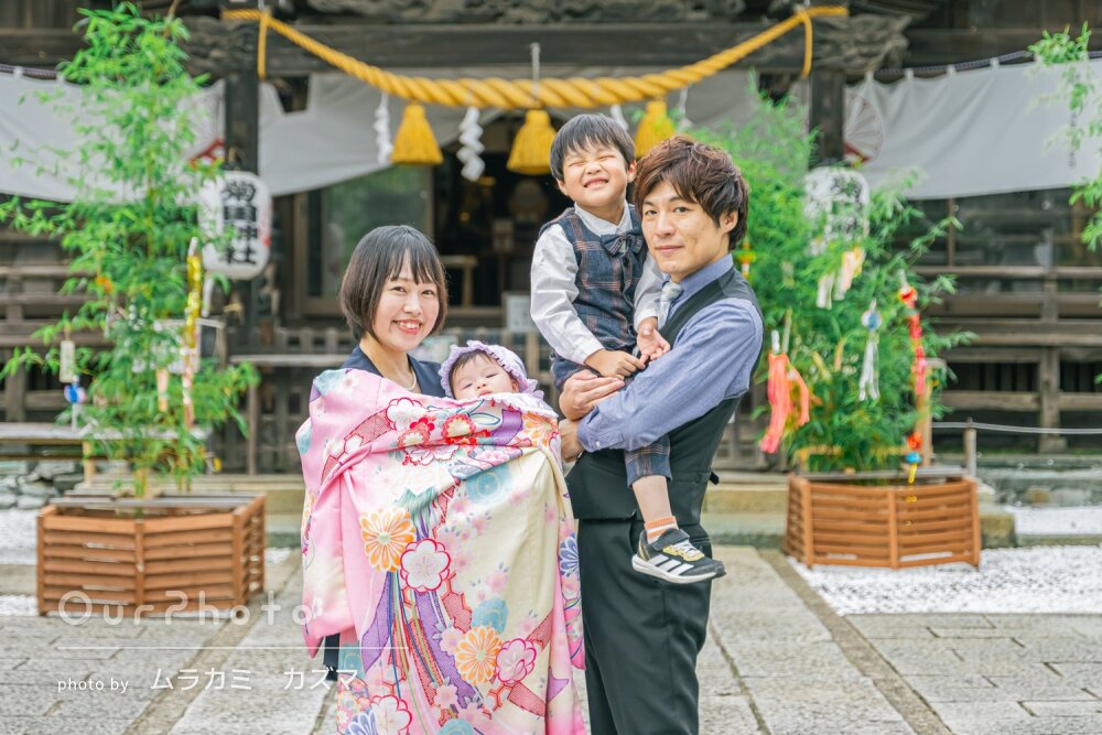 「空の暗さを感じさせない温かみのある写真」いい笑顔でお宮参りの撮影