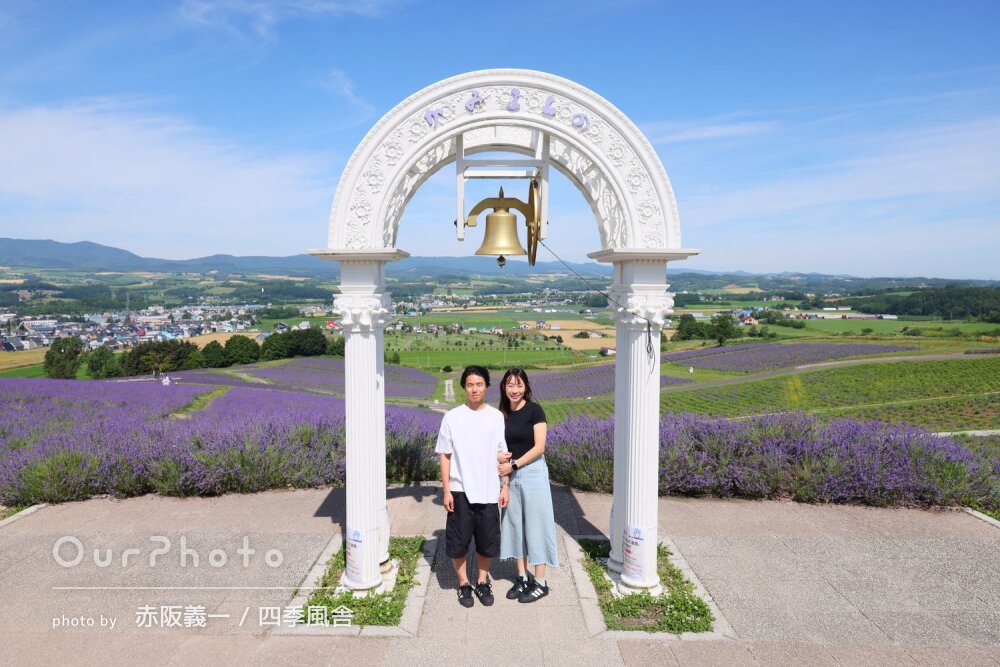 「素敵な思い出」美しいラベンダーを背に仲睦まじいカップルフォトの撮影