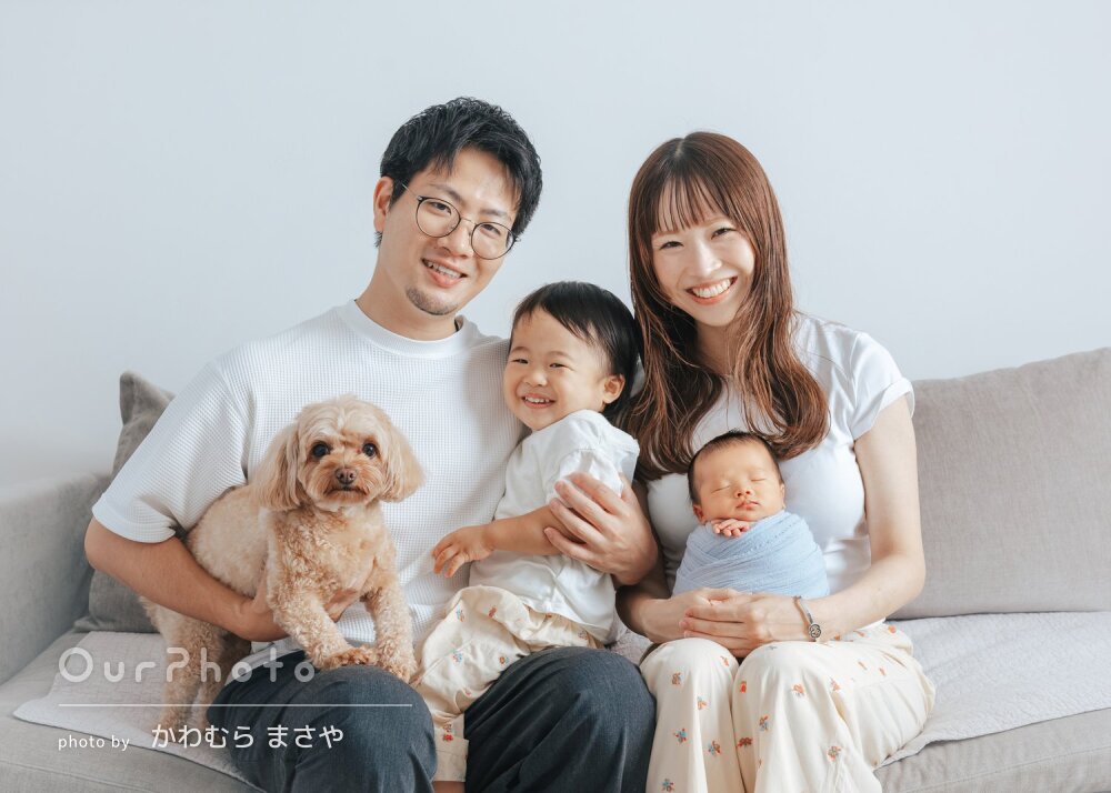 「素敵な家族写真」愛犬も一緒に笑顔輝くニューボーンフォトの撮影