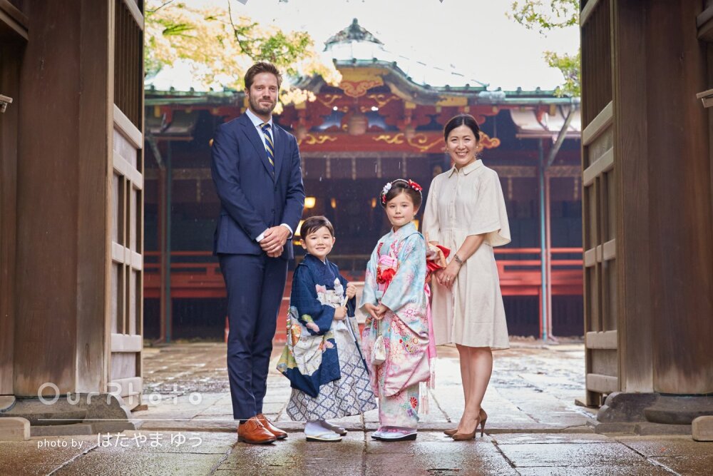 「素敵なお写真を沢山」雨に濡れた石畳が光る！姉弟そろって七五三の撮影