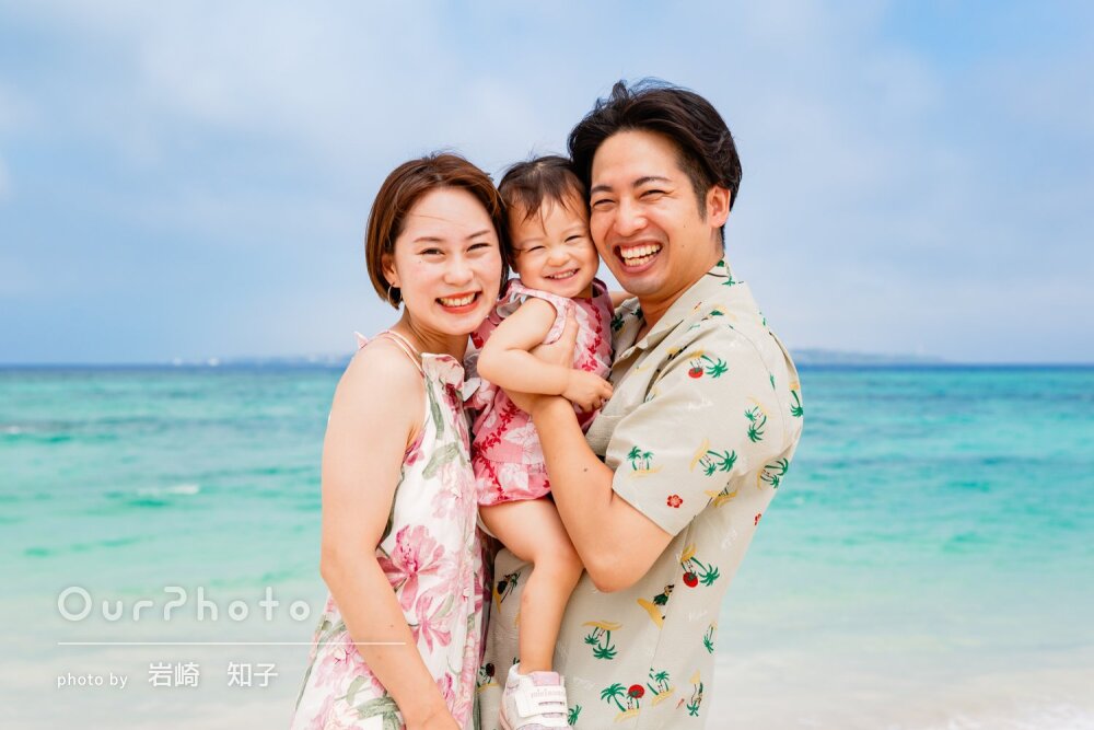 「自然体な様子を引き出し」青く輝く海をバックに沖縄で家族写真の撮影
