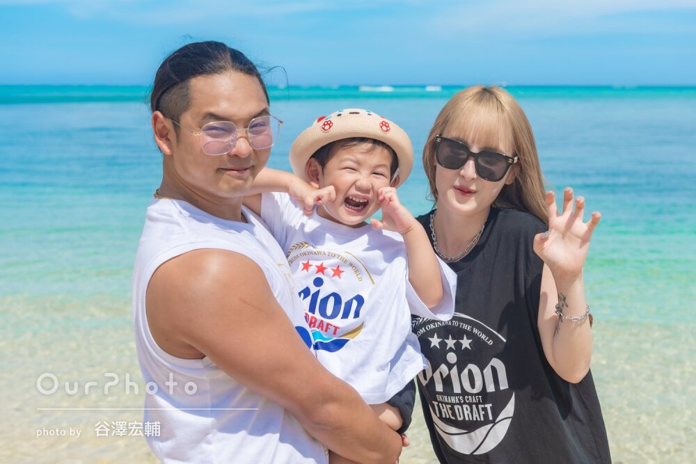 「子供も最高にいい瞬間ばかり」沖縄でリンクコーデ！家族写真の撮影