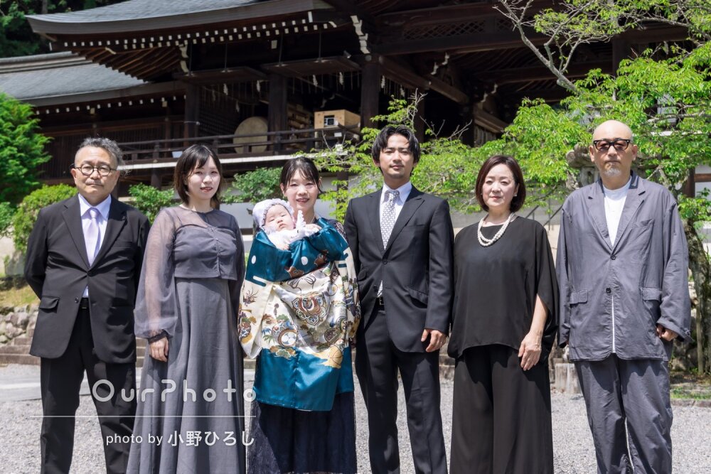 「色鮮やかでとても綺麗な写真」緑豊かな神社で和やかなお宮参りの撮影
