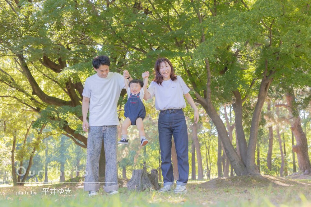 「息子も終始楽しそう」緑に映える仲良しリンクコーデ！家族写真の撮影
