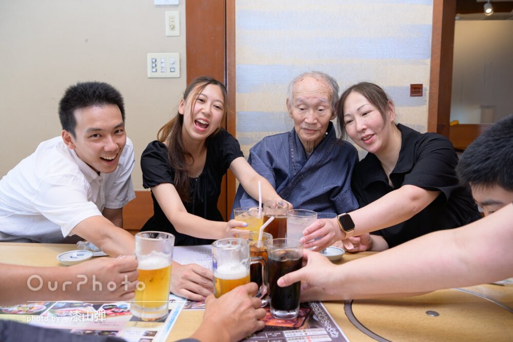 「ぎゅっと距離をつめた」親戚みんなで幸せ笑顔！楽しげな家族写真の撮影
