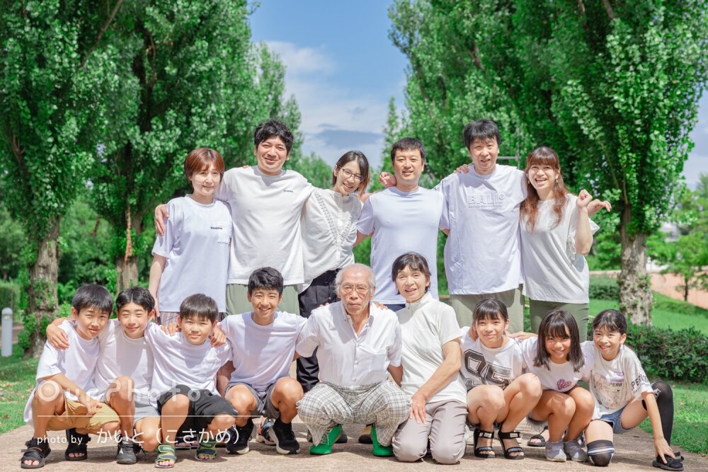 「非常に楽しくいい顔」爽やかな白Tリンクコーデで三世代の家族写真撮影