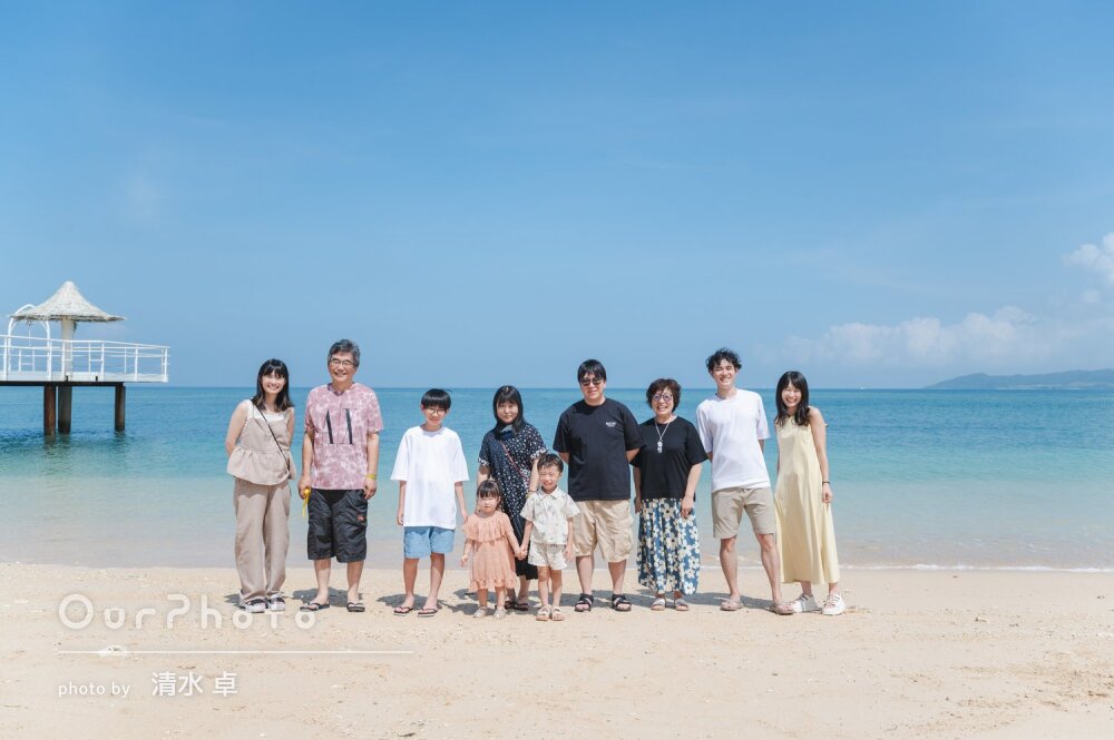 「素敵な写真をたくさん」美しい海を背に！そろって和やかな家族写真撮影