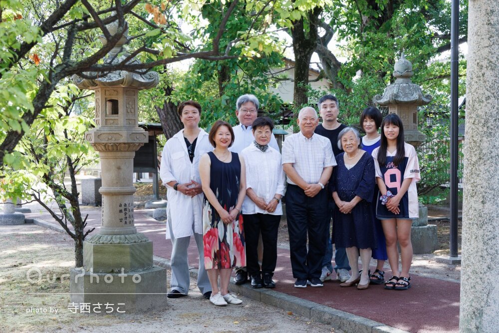 緑豊かな夏の神社で集う3世代の笑顔！思い出に残る家族写真の撮影