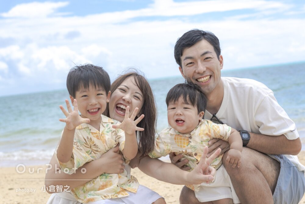 「海で遊ぶ自然なキラキラな笑顔」石垣島で1歳のお誕生日記念の撮影
