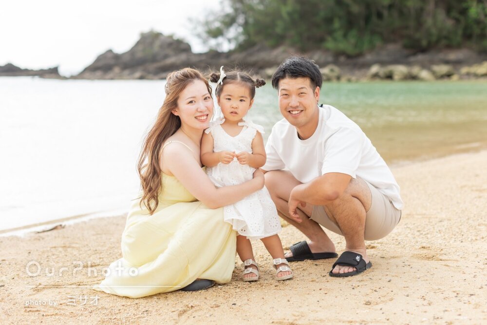 「自然な笑顔」美しい海！沖縄旅行の思い出に仲良く家族写真の撮影