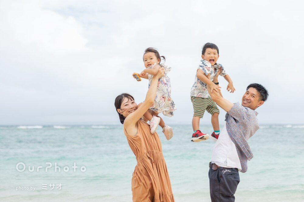 「自然な子供たちの表情」美しい海と兄妹リンクコーデで家族写真の撮影