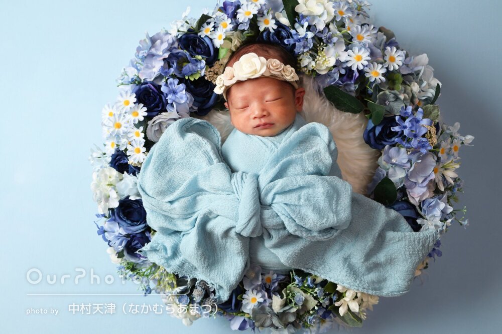 「友人にも勧めたい」水色のおくるみでキュートなニューボーンフォト撮影