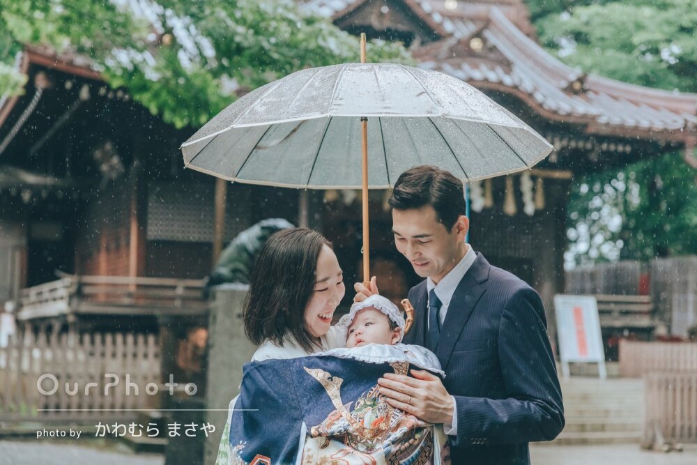 「今しかない貴重な瞬間」雨の日の神社で趣ある和装のお宮参りの撮影