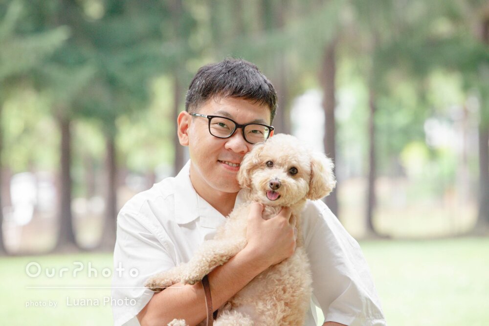 「優しく撮影をリード」公園でリラックスしながら愛犬とペット写真の撮影