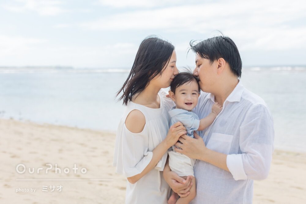 「笑顔がそろった写真がたくさん」美しい海！旅行の記念に家族写真の撮影