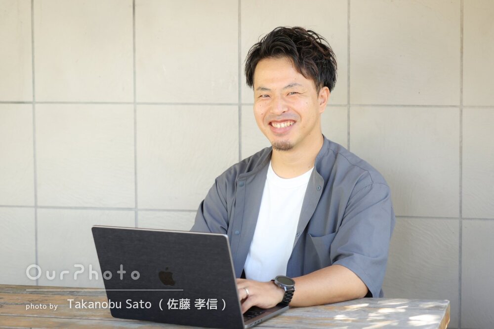 「終始リラックスした雰囲気で」笑顔が緑に映えるプロフィール写真撮影