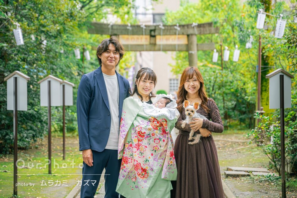 「自然と笑みが溢れるような」愛犬も一緒に家族で和やかなお宮参りの撮影