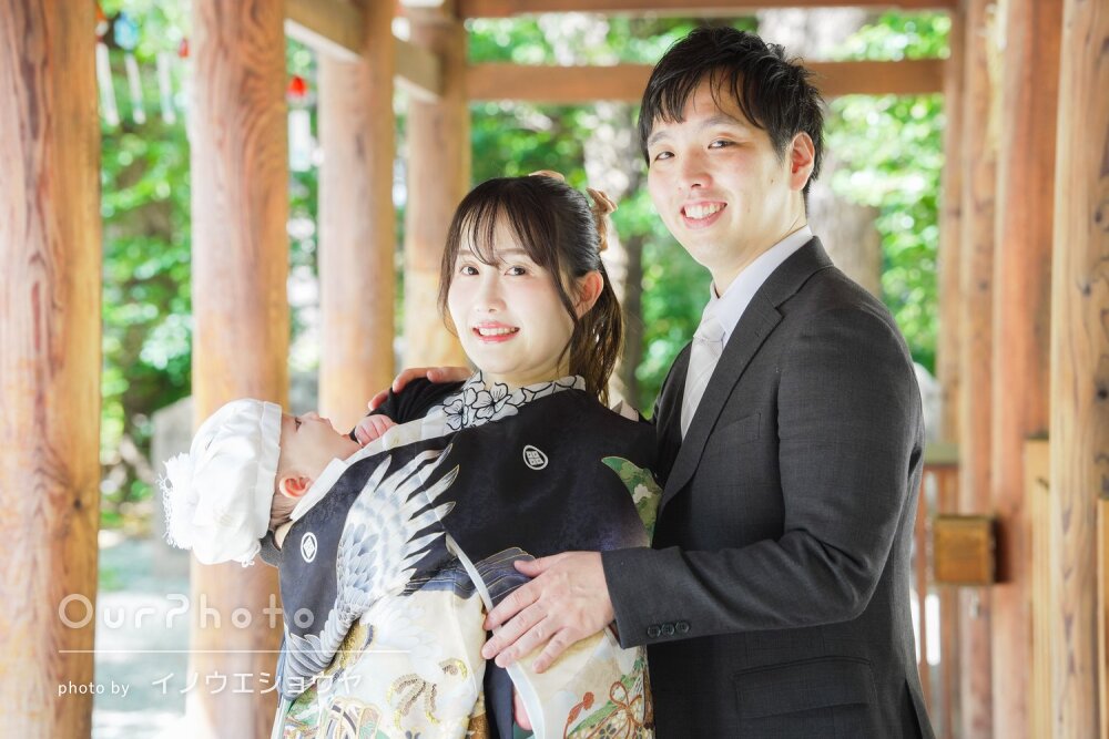 「家族の大切な思い出」自然な笑顔！祖父母も一緒に神社でお宮参りの撮影