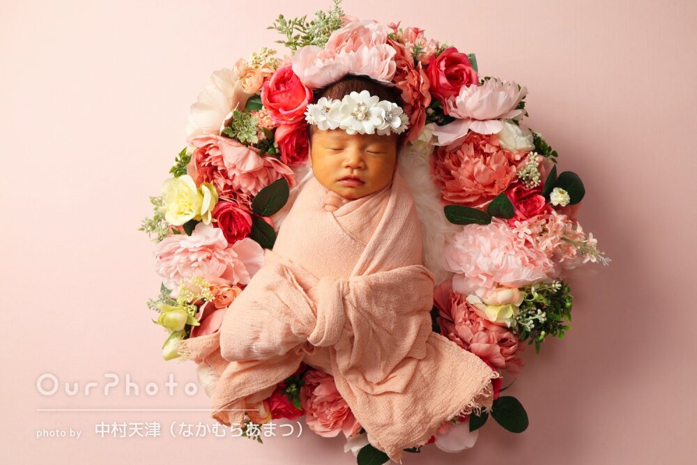 「可愛い写真」自宅で鮮やかな花の小物と一緒にニューボーンフォトの撮影