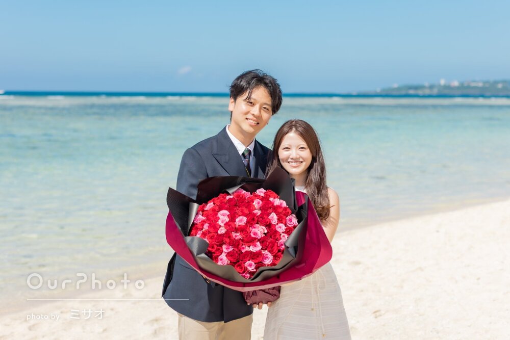 「自然と笑顔に」美しい海と空に囲まれて！和やかなカップルフォトの撮影