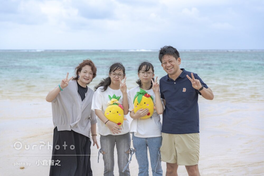 「自然な表情をたくさん」姉妹のリンクコーデが素敵！海で家族写真の撮影