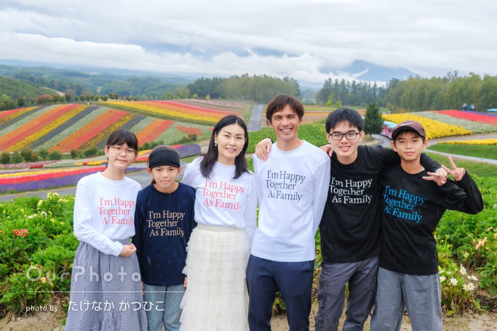 「自然な笑顔を引き出して」雨を感じさせない色鮮やかな家族写真の撮影