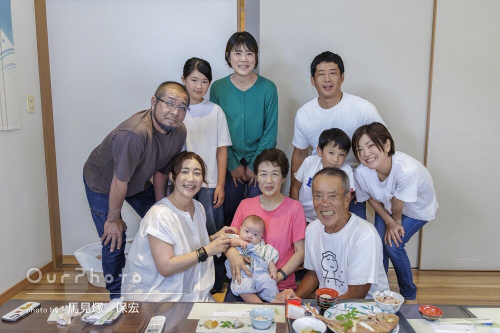 「大満足の仕上がりです」家族に囲まれて！笑顔あふれるお食い初めの撮影