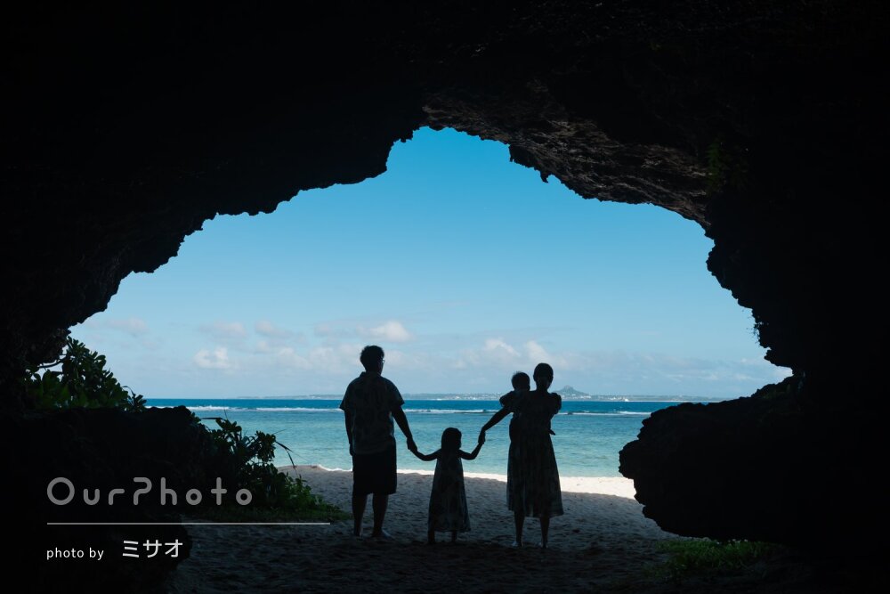 「旅行の素敵な記念」お揃いコーデ！沖縄の美しい海を背に家族写真の撮影