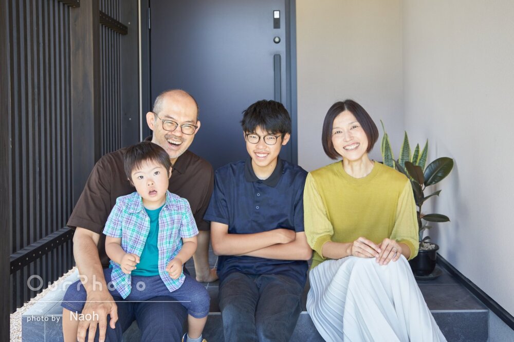 「一人一人の自然な笑顔を引き出し」マイホームで温かな家族写真の撮影