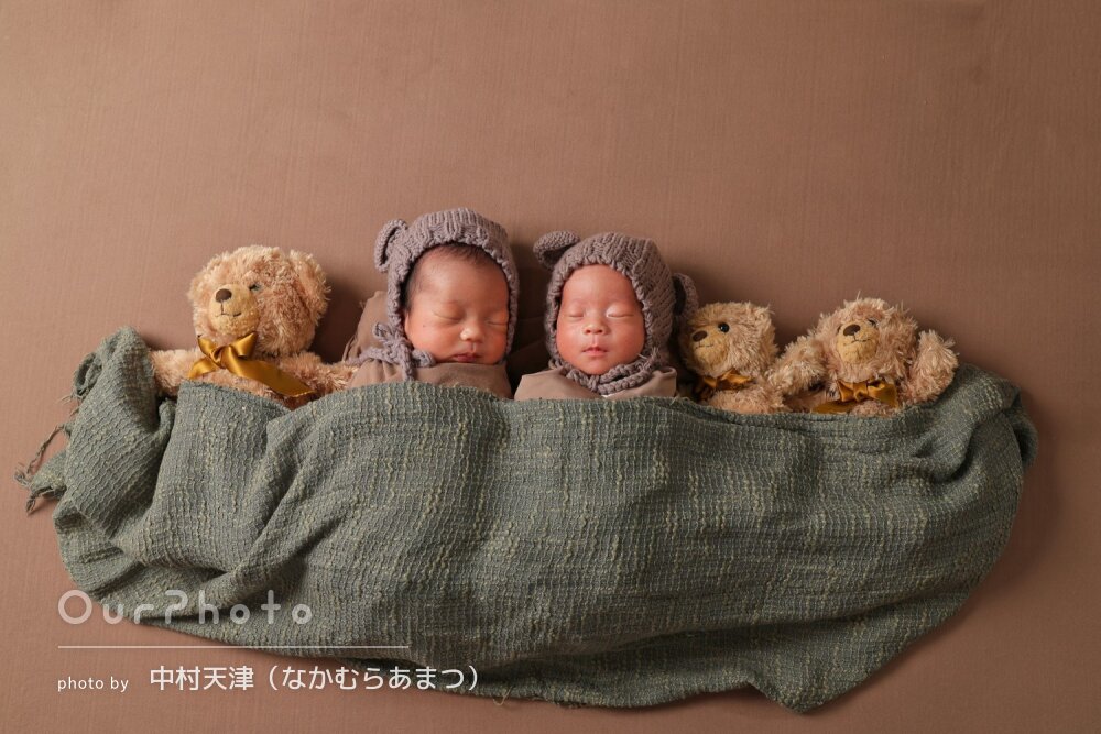 「いい記念」並んだ寝顔が愛らしい双子ちゃんのニューボーンフォトの撮影