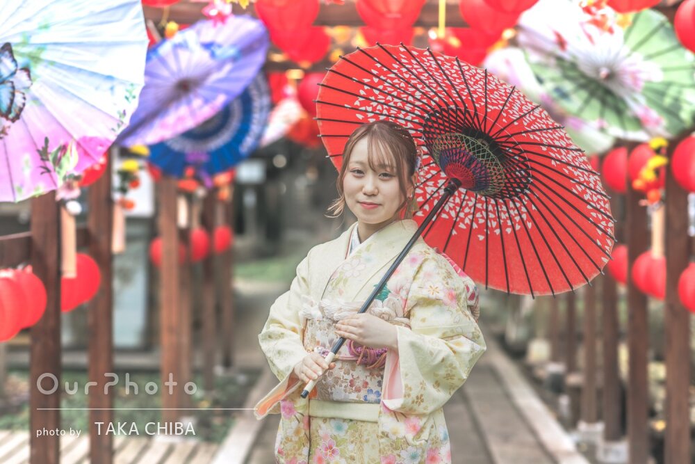 「自然と笑顔になれる」華やかで美しい振袖姿！和傘を手に成人式の撮影