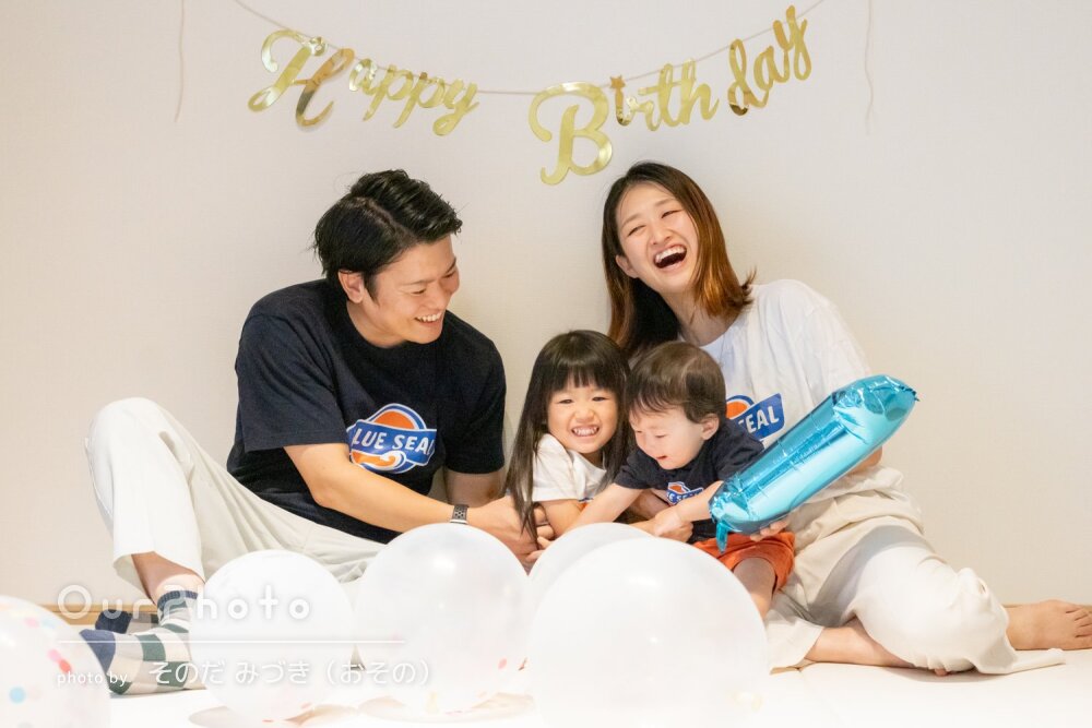 「子供のペースに合わせ」家族でリンクコーデ！1歳お誕生日記念の撮影