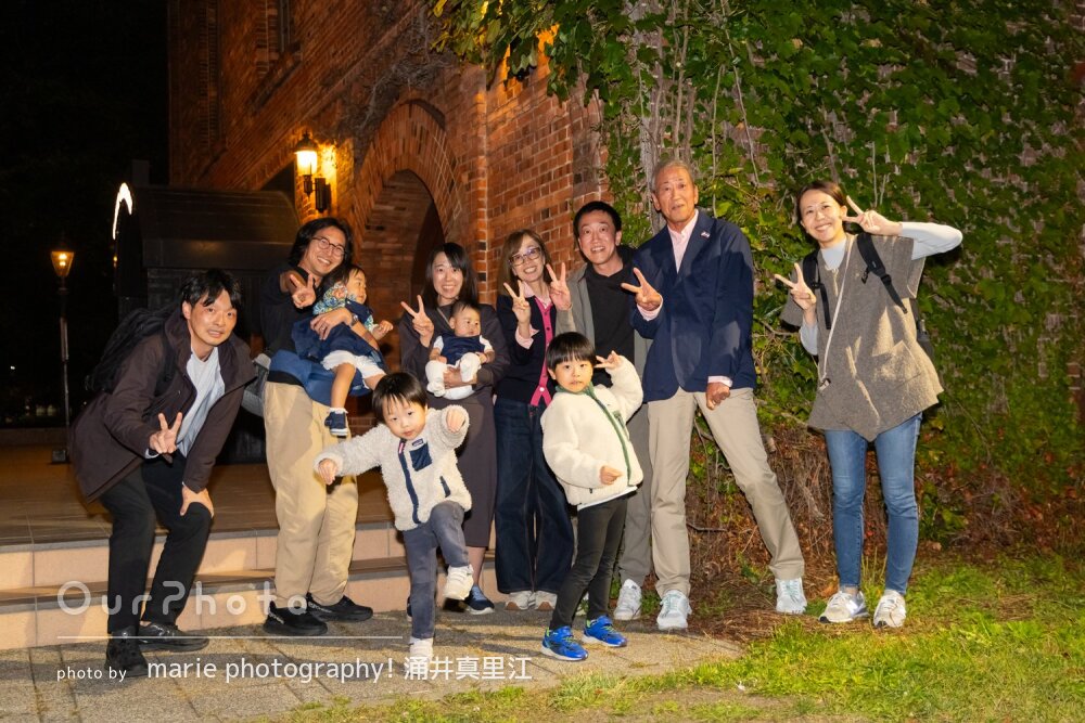 「思い出に残る写真撮影」笑顔いっぱい！三世代の旅行で家族写真の撮影
