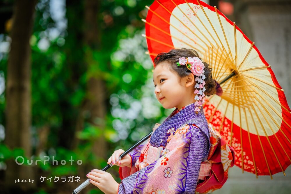 「色々な表情も引き出して」華やかな和装姿の女の子！神社で七五三の撮影