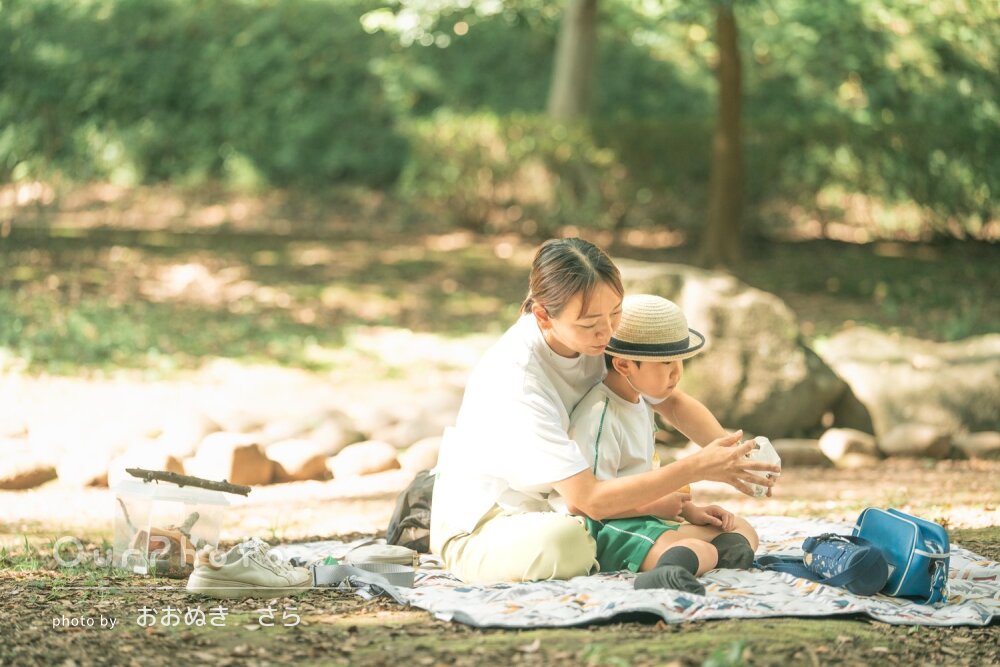 「自然の表情を引き出して」公園で母と息子の笑顔溢れる家族写真の撮影