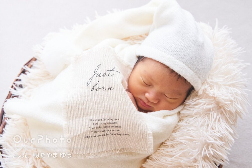 「楽しい雰囲気」愛猫も一緒に自宅で可愛いニューボーンフォトの撮影
