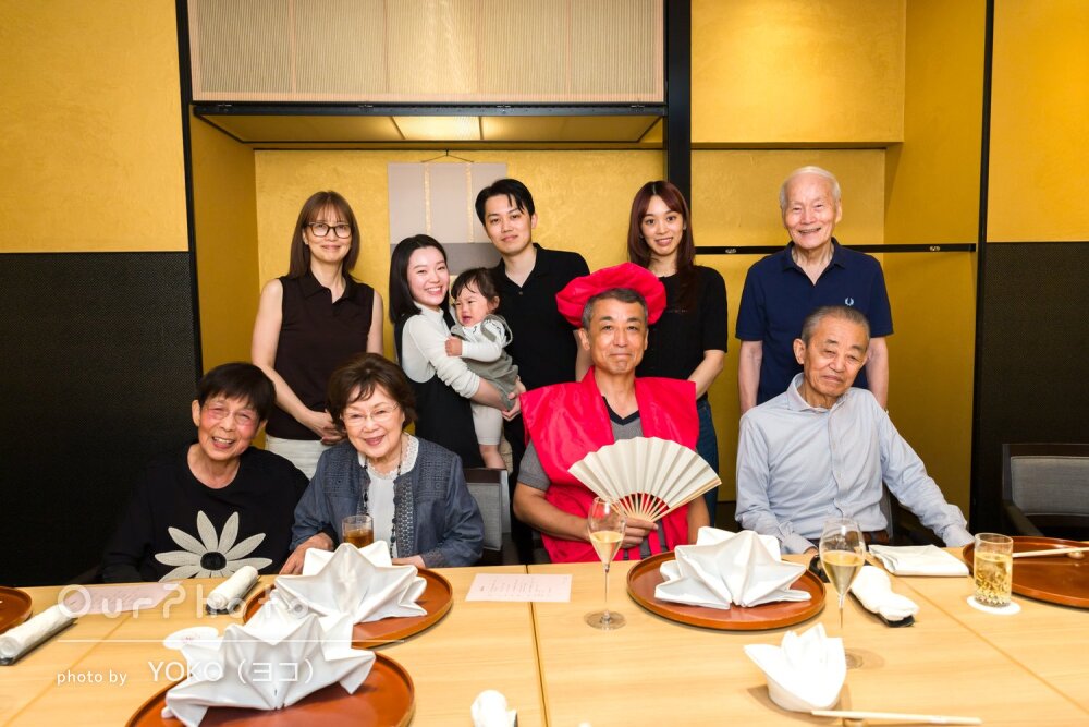 「何度見返しても幸せ」還暦のお祝いに！和やかな食事会で家族写真の撮影