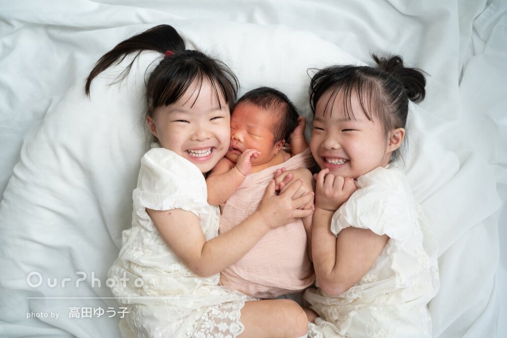 「自然な笑顔を引き出して」双子の姉とご自宅でニューボーンフォトの撮影