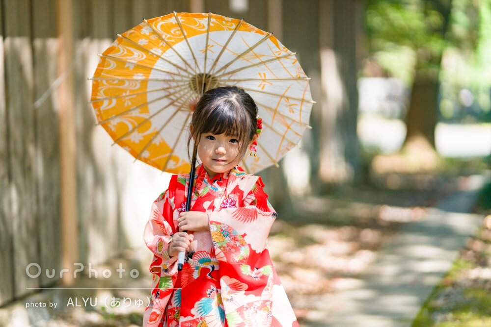「とてもよい記念」赤の和装で愛らしい表情の女の子！神社で七五三の撮影