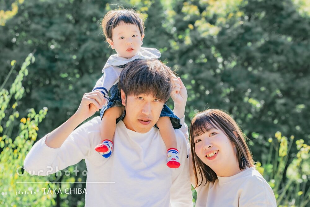 「自然な表情」秋晴れの光に包まれてお子様の1歳バースデーの記念撮影