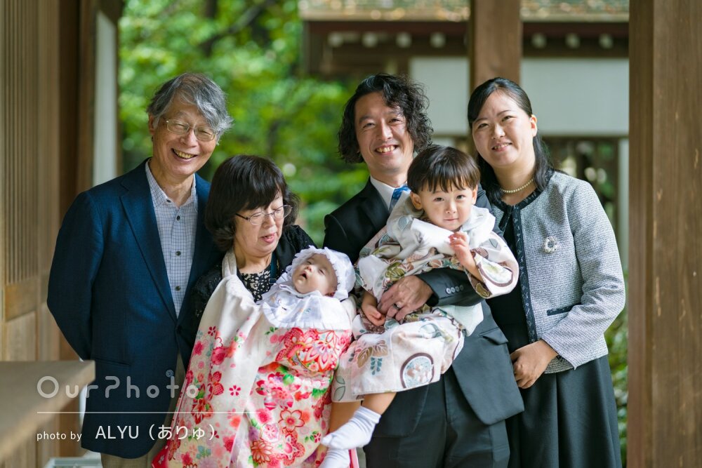 明るい光としっとりした緑が美しい兄妹での七五三とお宮参りの撮影