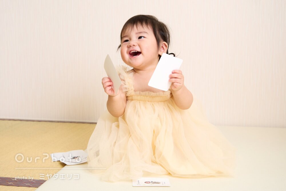 チュールドレスでキュートな笑顔！女の子の1歳バースデーフォトの撮影