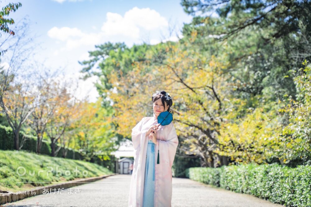 「人物と風景がとても自然に溶け込んで」公園で緑に映える旅行写真の撮影