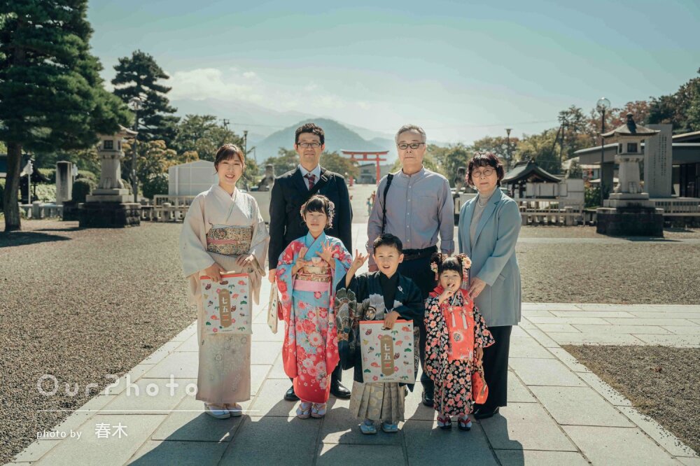ママも和装で華やか！お子さん3人とも主役な兄弟姉妹で七五三の撮影