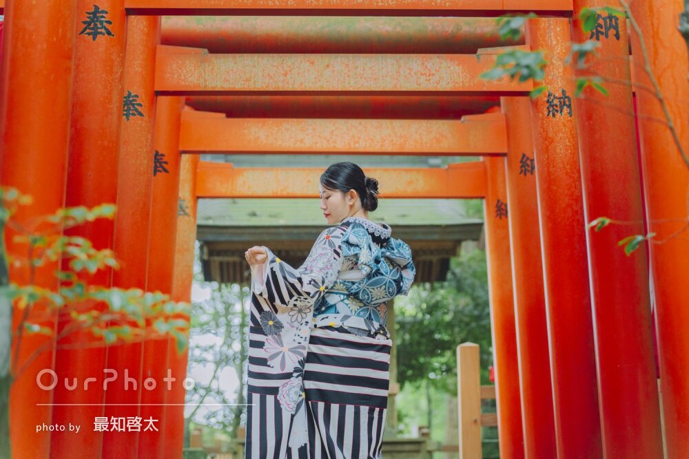 「和やかな雰囲気で柔らかいお写真」モノトーンの振り袖姿で成人式の撮影
