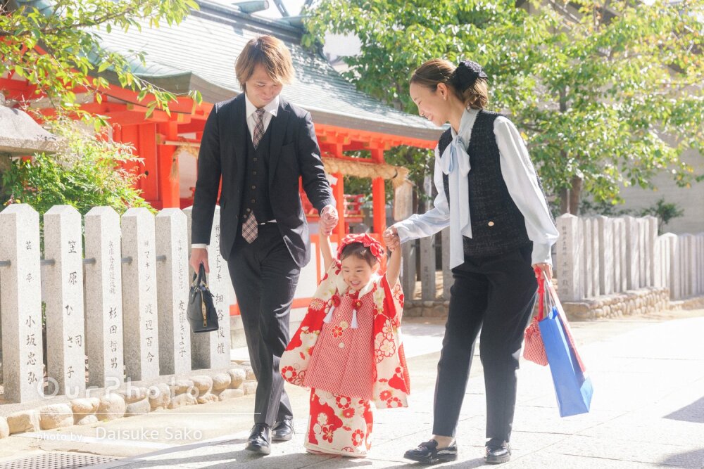 「色んなパターンで写真」祖父母も一緒に神社で女の子の七五三の撮影